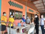 มอบถุงยังชีพให้กับกลุ่มสัมผัสเสี่ยงสูงการติดเชื้อโควิด-19...
